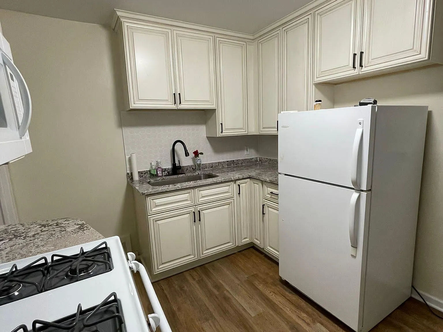 3 bed, 890 sqft, $1,700 — Photo 4