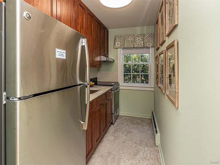 11 Commodore Ln — Photo 7