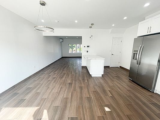 4th image of 20-29 43rd St #2
