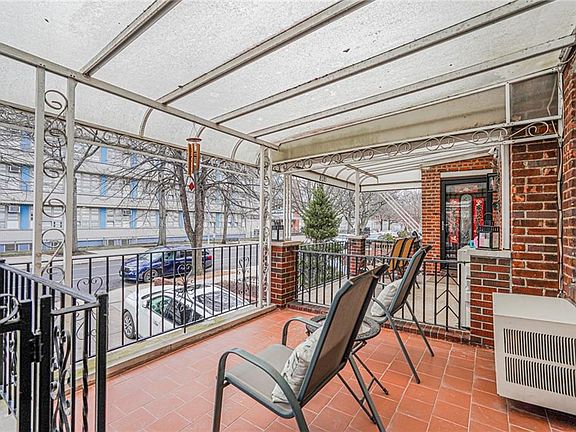 3rd image of 1926 Stuart St