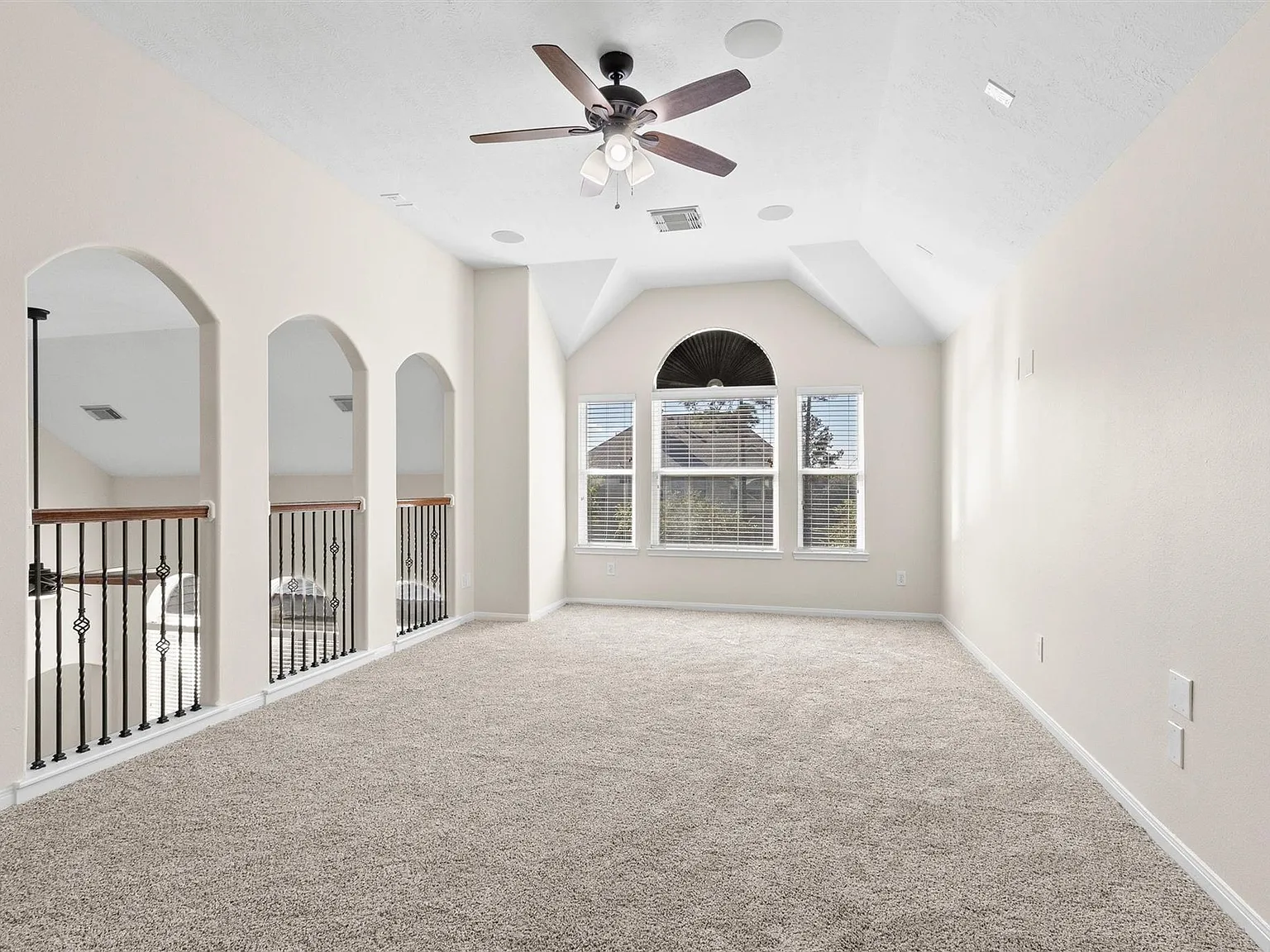 4 bed, 2.5 bath, 3268 sqft, $3,459 — Photo 4