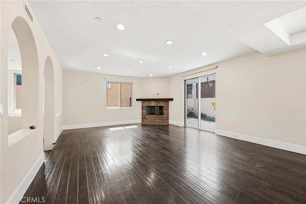 4 bed, 2300 sqft, $7,000 — Photo 4