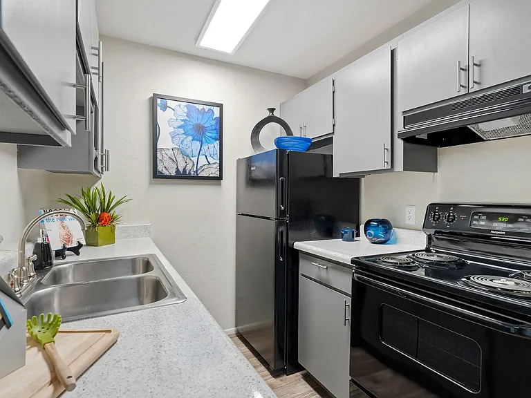 Verde Apartments — Photo 2