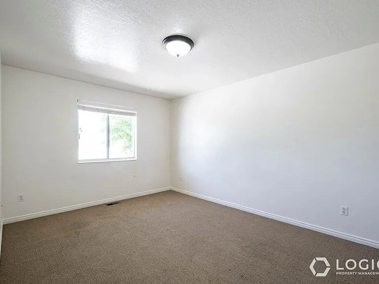 934 E 500 N — Photo 13