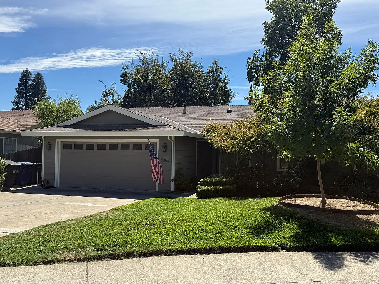 3 bedroom 2 bathroom In Carmichael — Photo 1