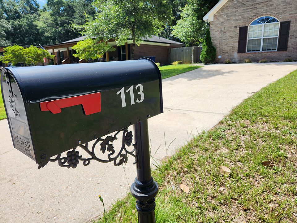 Welcome to 113 Willowbrook Circle in Lake Forst!