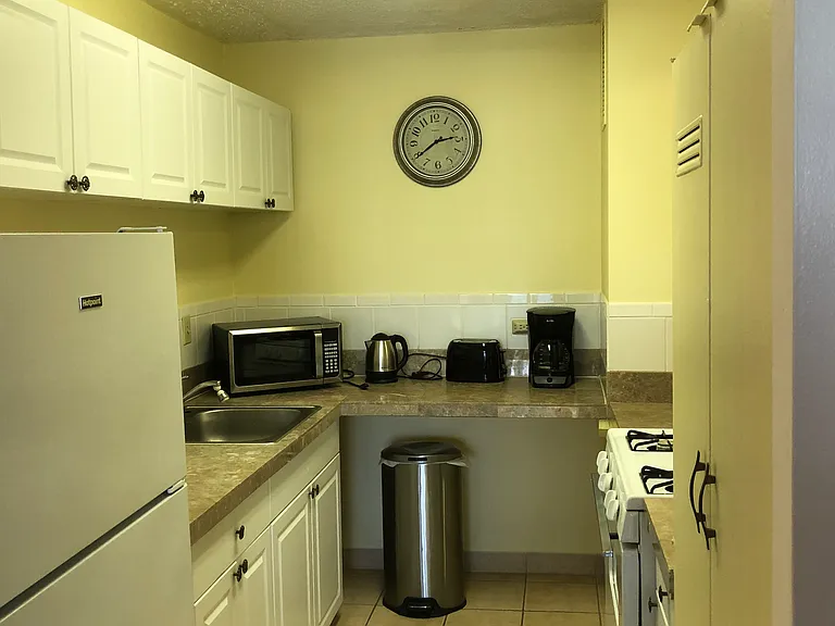 Waikiki Whale Watcher Apartments — Photo 76