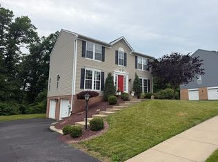 1065 Whispering Woods Dr, Coraopolis, PA 15108