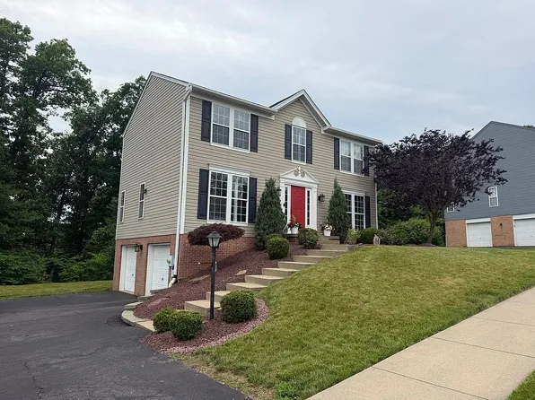 1065 Whispering Woods Dr, Coraopolis, PA 15108