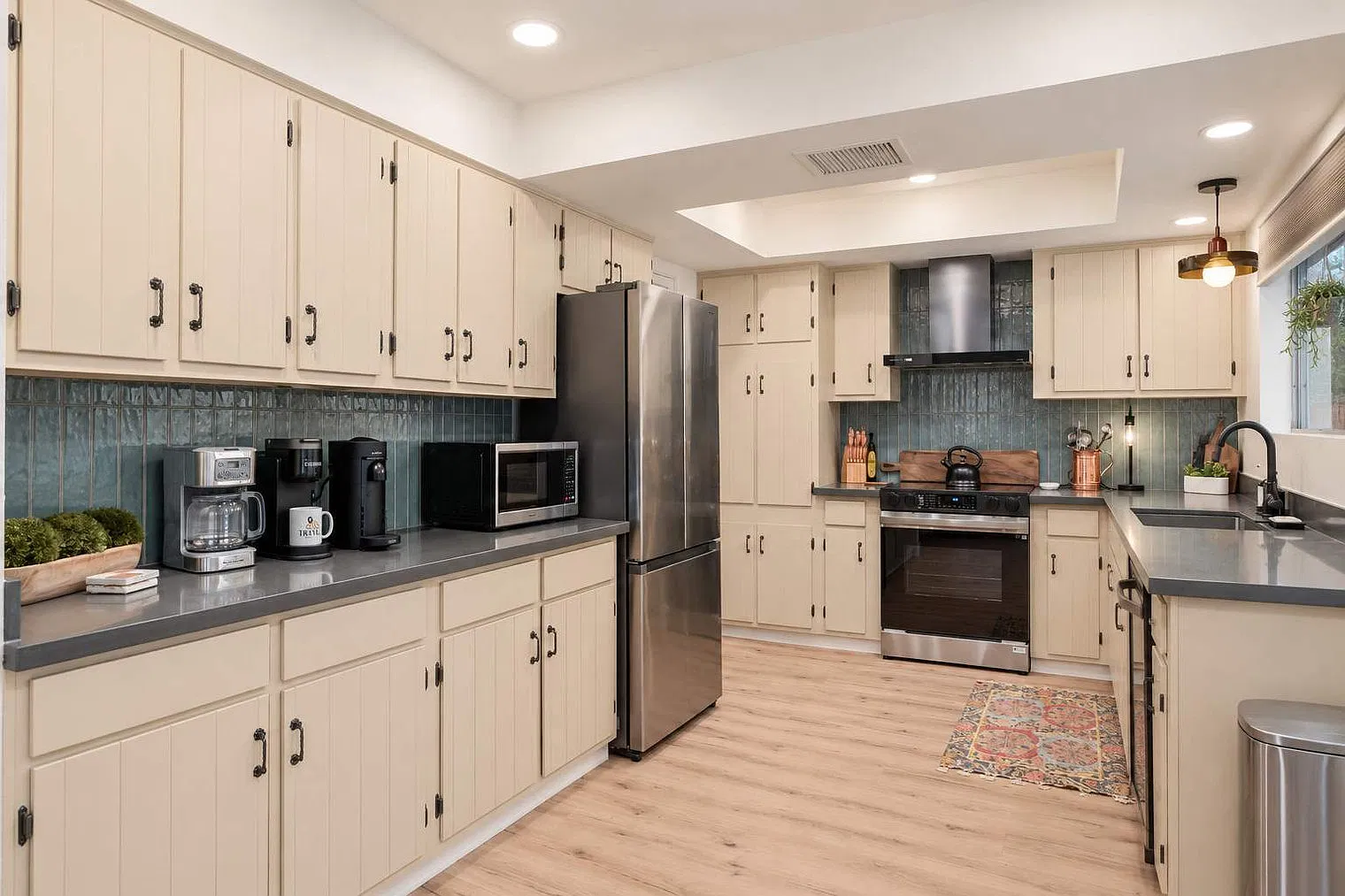 3 bed, 2.0 bath, 1399 sqft, $8,232 — Photo 3