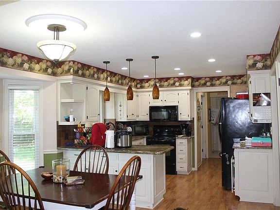 4th image of 604 NE Bordner Dr