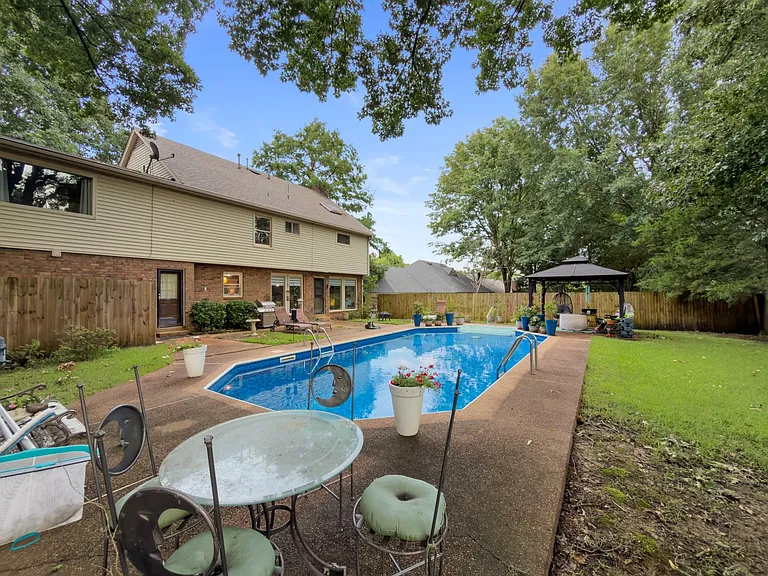743 Grovewood Dr — Photo 5