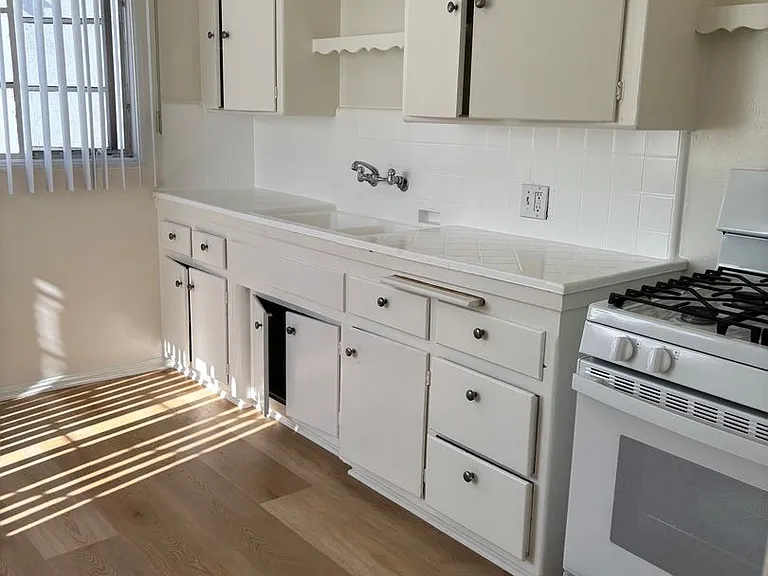 1227 N Crescent Heights Blvd — Photo 5