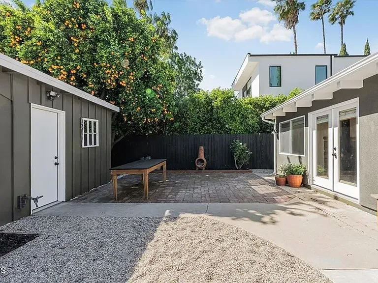 13902 Calvert St — Photo 3