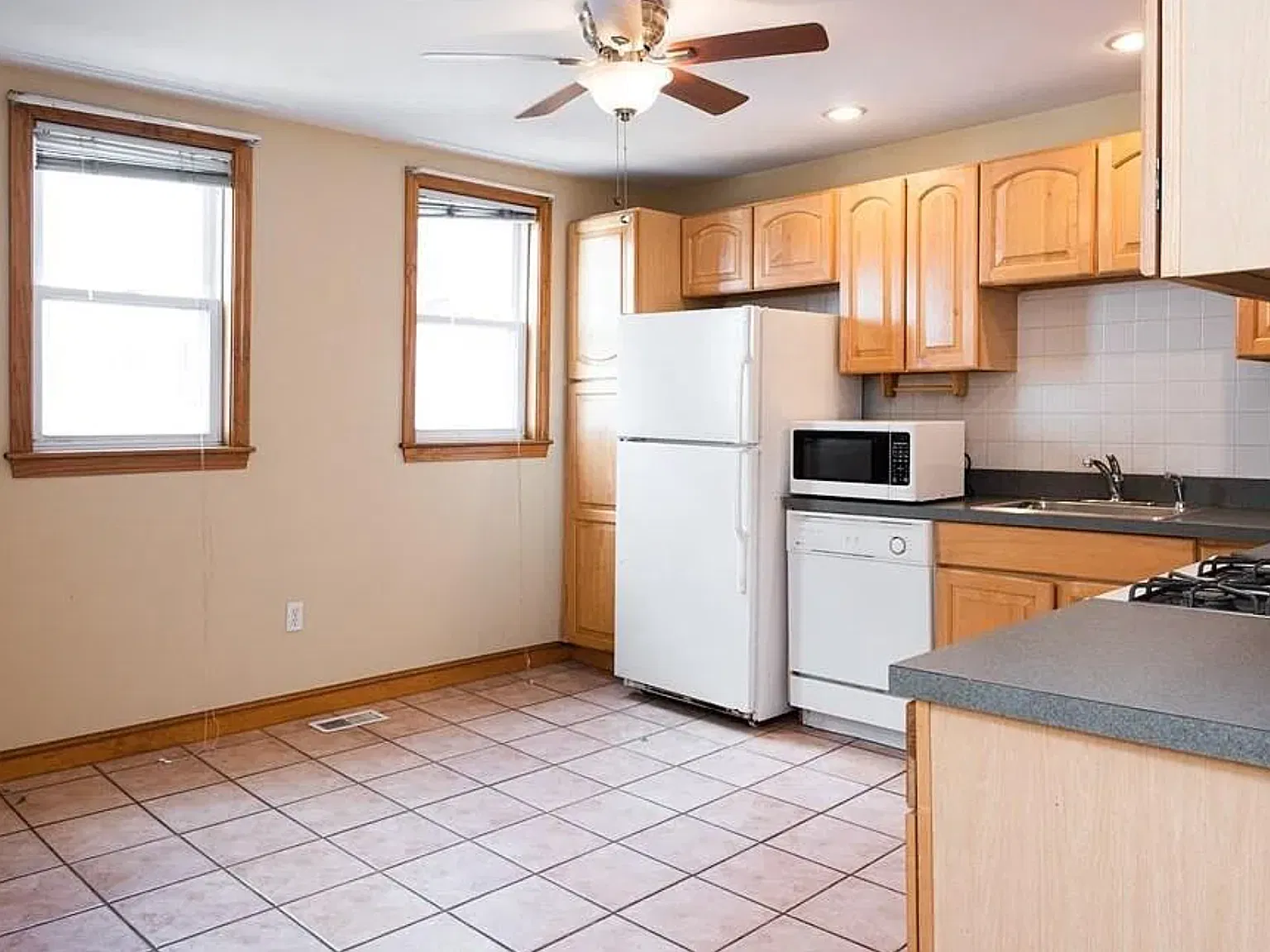 2 bed, 1008 sqft, $4,000 — Photo 3