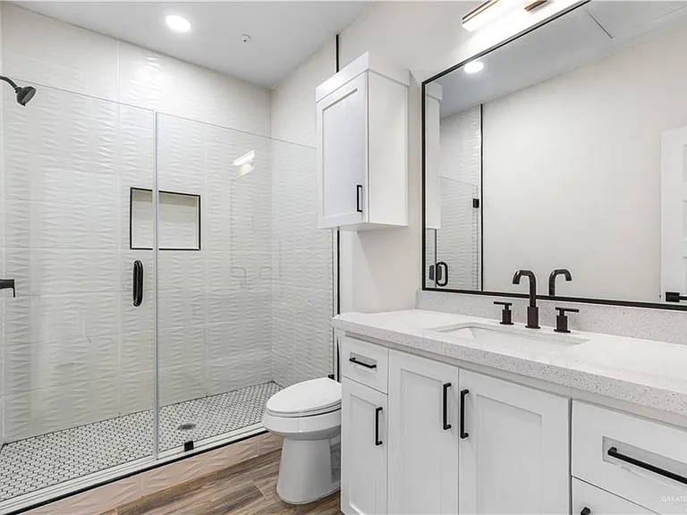 1300 Rosewood Ln #1 — Photo 9