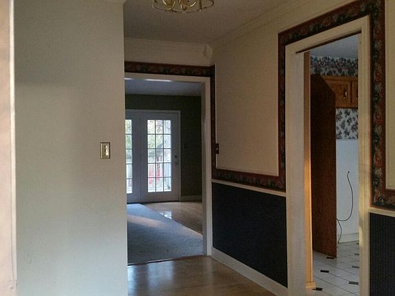 3rd image of 2610 Holly Hills Dr