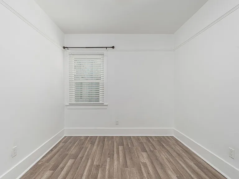 1027 E 2nd St — Photo 11
