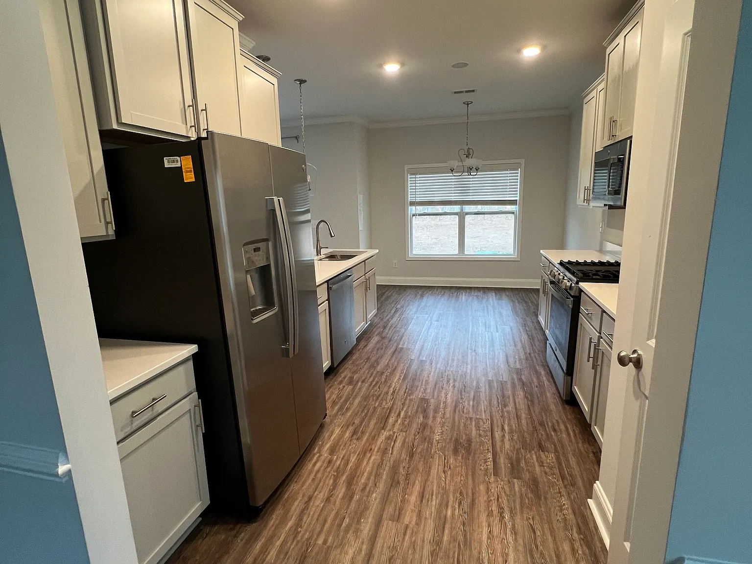 4 bed, 2.5 bath, 2692 sqft, $2,350 — Photo 2