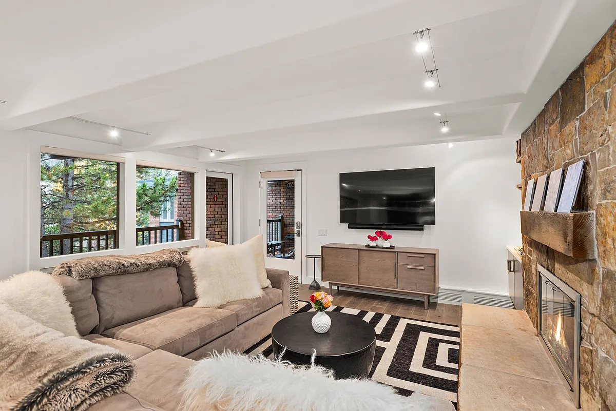Building Photo - 124 W Hyman Ave #3D