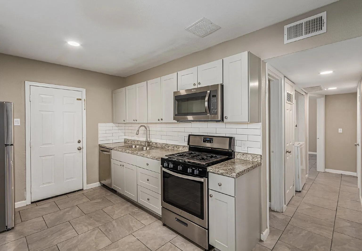 2 bed, 2.0 bath, 930 sqft, $1,699 — Photo 2