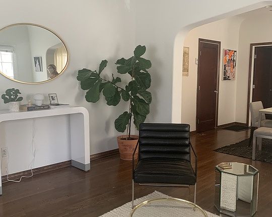 3rd image of 410 N Gardner St