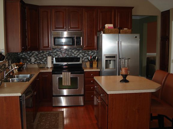 Kitchen w/center island
