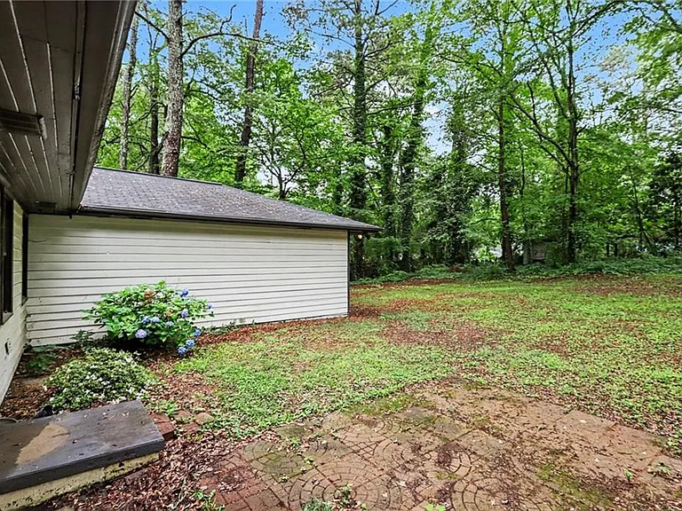 3743 Poplar Dr — Photo 17