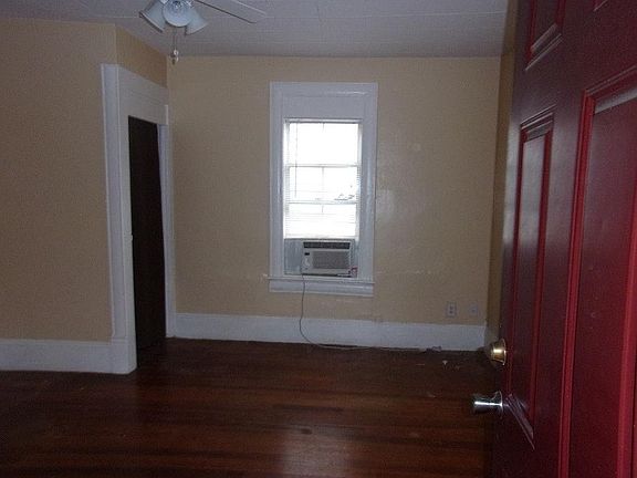 2nd image of 810 Dartmoor St N APT 1