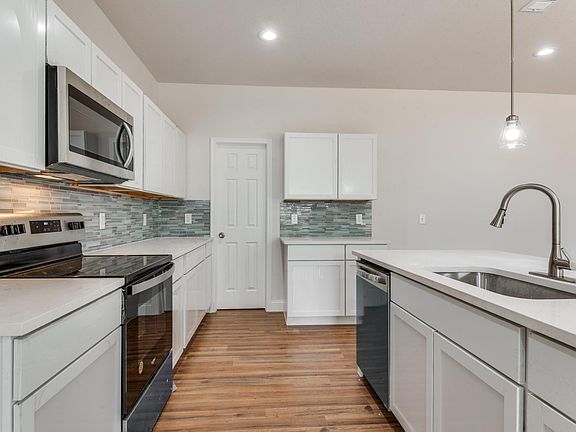 5th image of 104 Hillcrest St