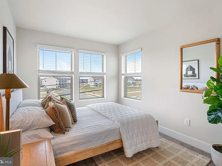 207 Matilda — Photo 21