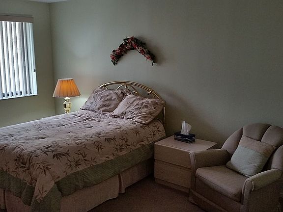5th image of 10 Kathy Pl APT 1B