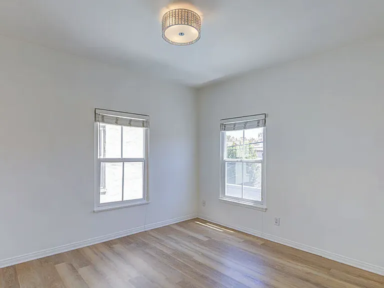 320-322 S Reeves Dr — Photo 10