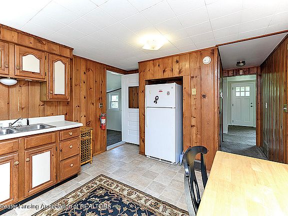 5th image of 1150 W Grand River Ave