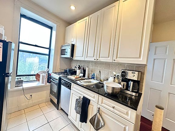 5th image of 449 E 78th St #5T