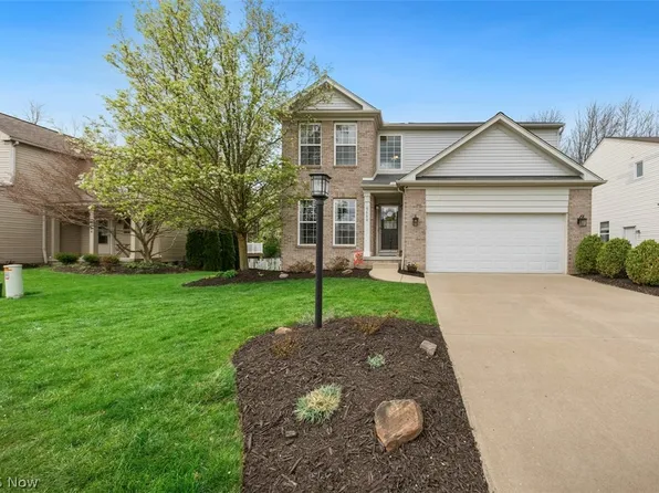 9660 Sunray Dr, Olmsted Falls, OH 44138