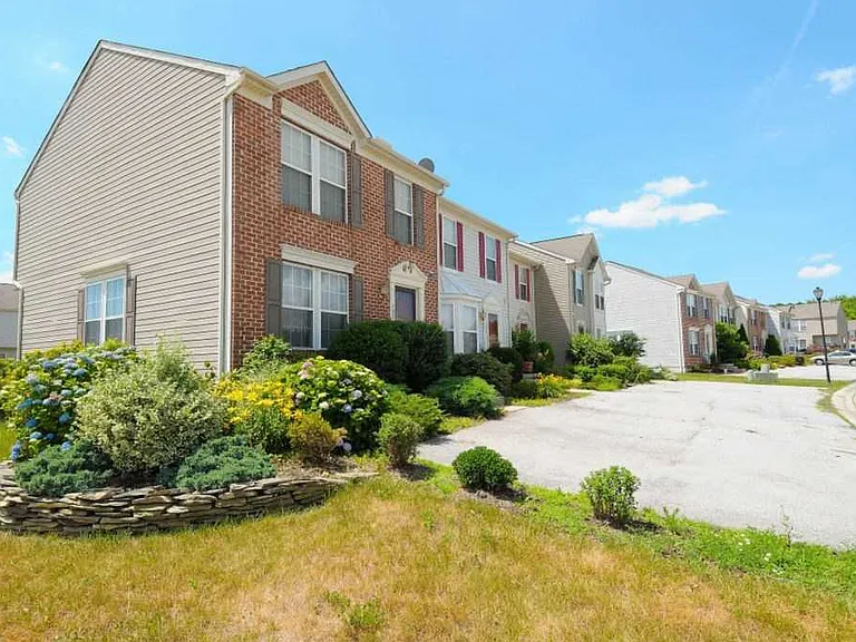 Valley Stream Village Townhomes — Photo 7