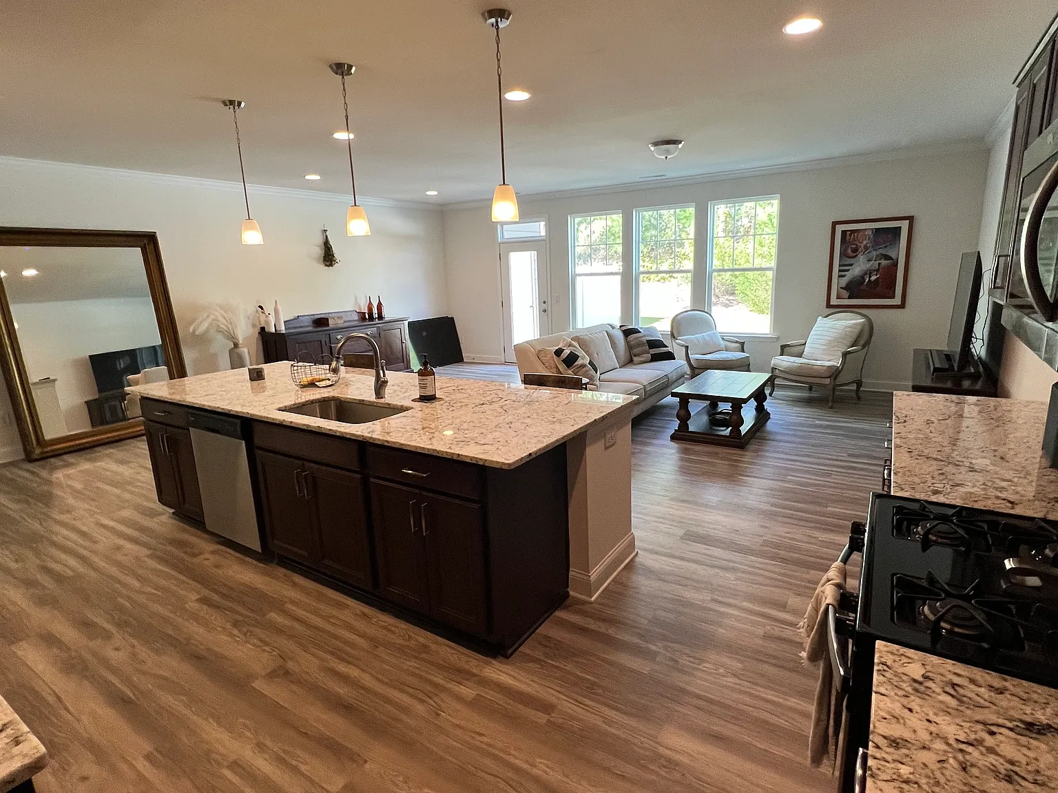 3 bed, 2.5 bath, 2406 sqft, $2,295 — Photo 4