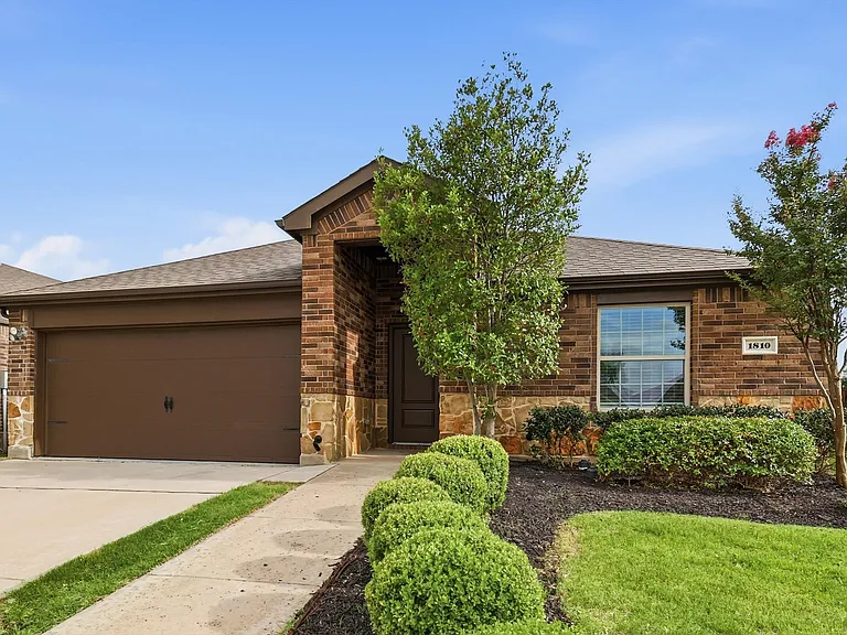 1810 Aslynn Cir — Photo 34