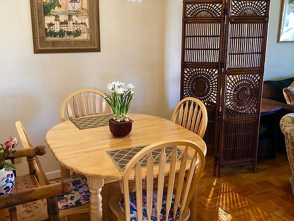 Breakfast/Dining area