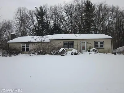 201 Manor Dr photo 1