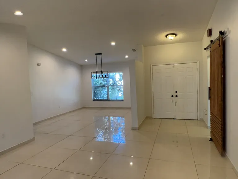 4021 SW 72nd Dr — Photo 2