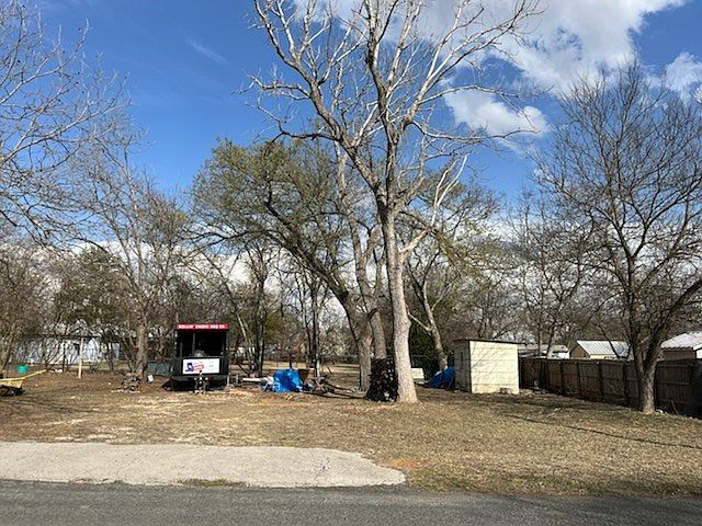 2nd image of 501 Mockingbird St