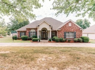 100 Grand Oak Blvd, Clinton, MS 39056