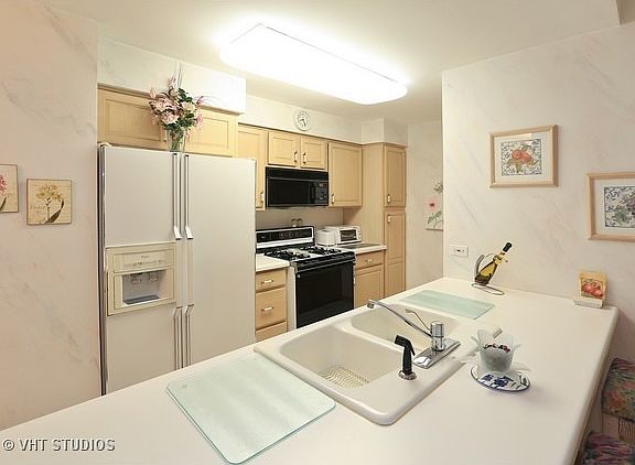 3rd image of 7400 W Lawrence Ave Unit 235
