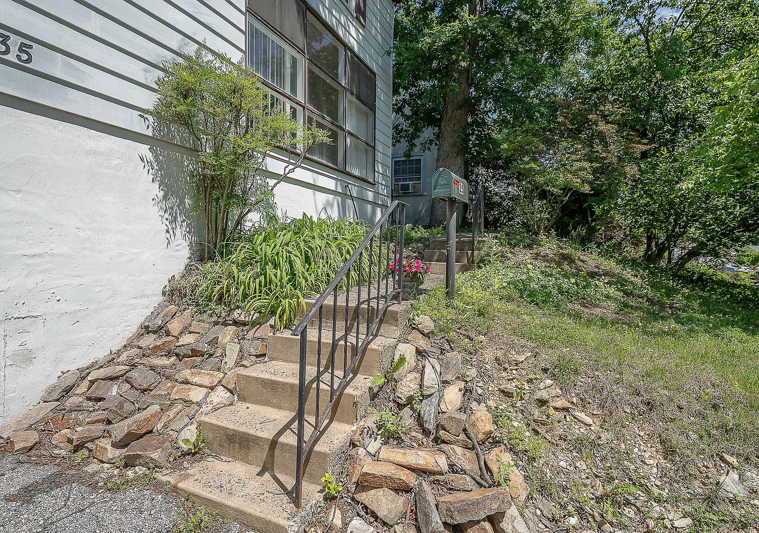 3 bed, 1.0 bath, 1400 sqft, $3,000 — Photo 3