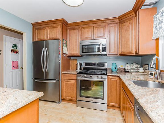 3rd image of 1421 Brookfield Dr