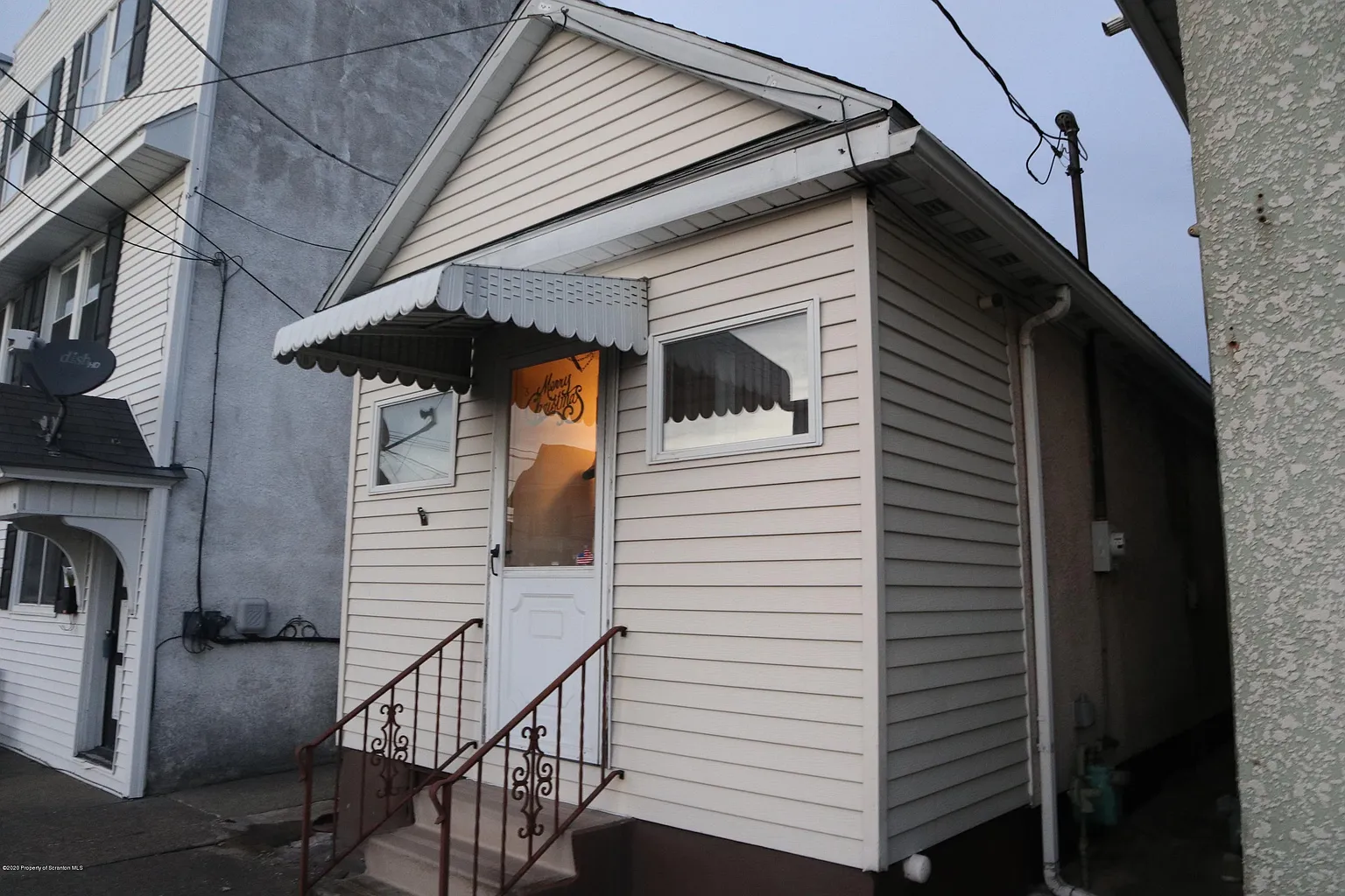 227 Oak St photo 1