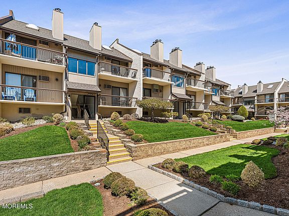 2nd image of 806 W Ridge Mews #806