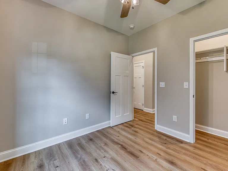 221 Monroe Dr — Photo 4